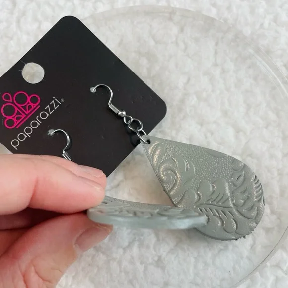 (NWT) PAPARAZZI • Grey/Silver Embossed Paisley Teardrop Earrings - Picture 8 of 9